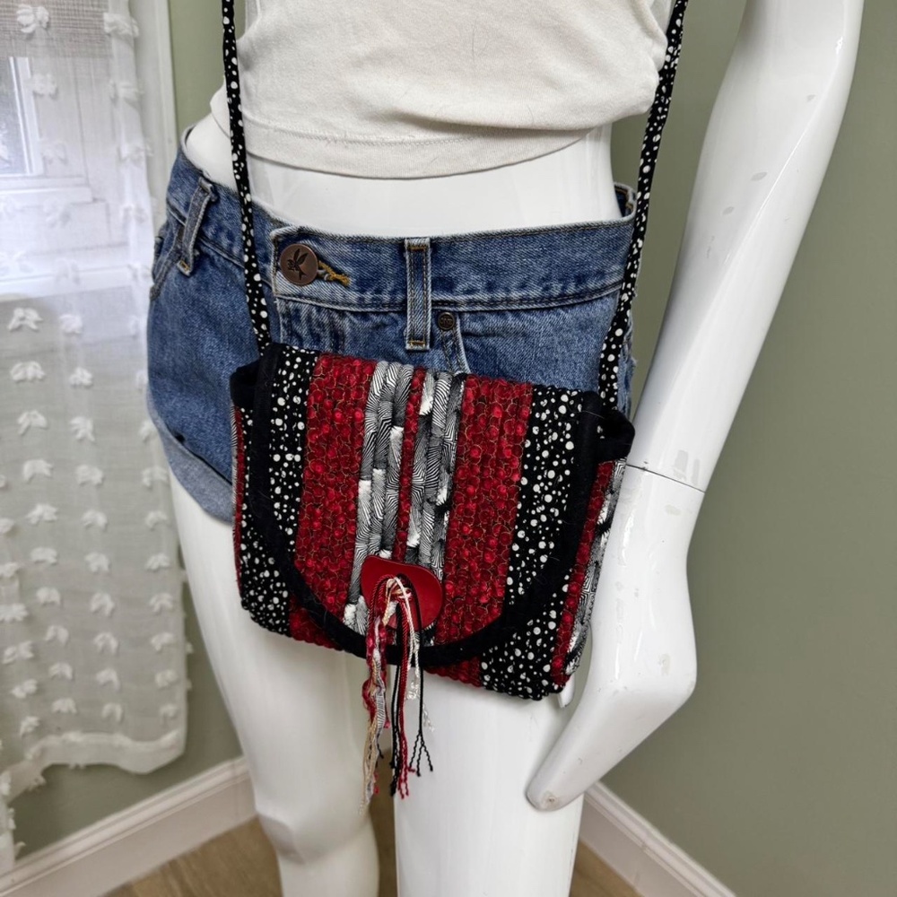 🌸 Vintage Japanese-Style Quilted Patchwork Shoulder Bag – Red, Black‎ & White